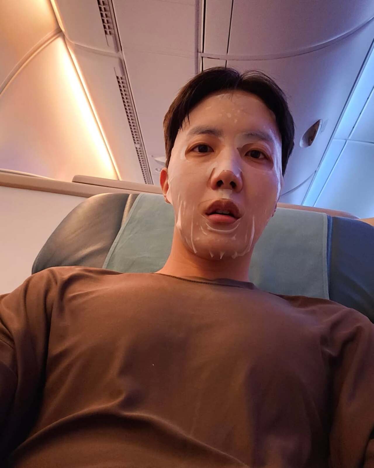 He then jetted off to Los Angeles to fulfill some professional commitments. Here's Hobi taking care of his skin on a flight.