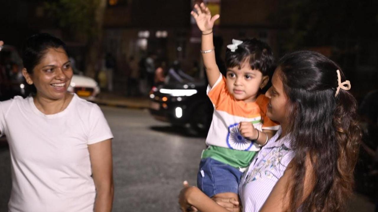 Following India's win, pedestrians expressed joy by coming out in huge numbers on the Mumbai streets