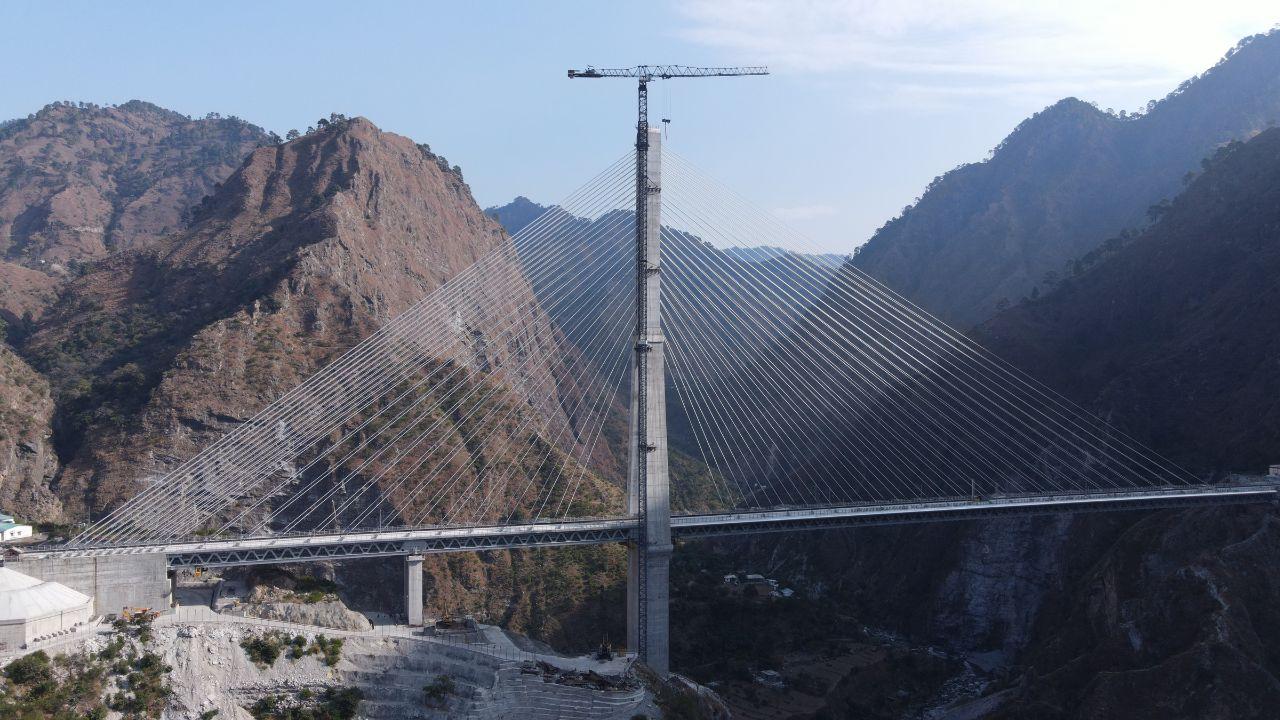 The Anji Khad Bridge, India’s first cable-stayed rail bridge, is supported by 96 cables and stretches 725 meters across the Anji River