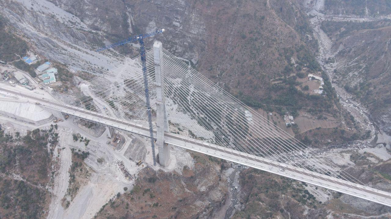 The Katra-Banihal section of the USBRL is a visual delight, taking travellers on a journey through snow-capped peaks, lush valleys, and rugged cliffs