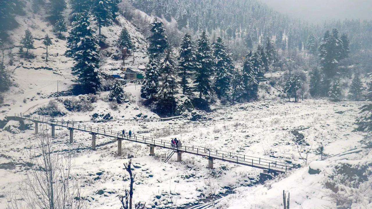 Several places in Kashmir receive fresh snowfall