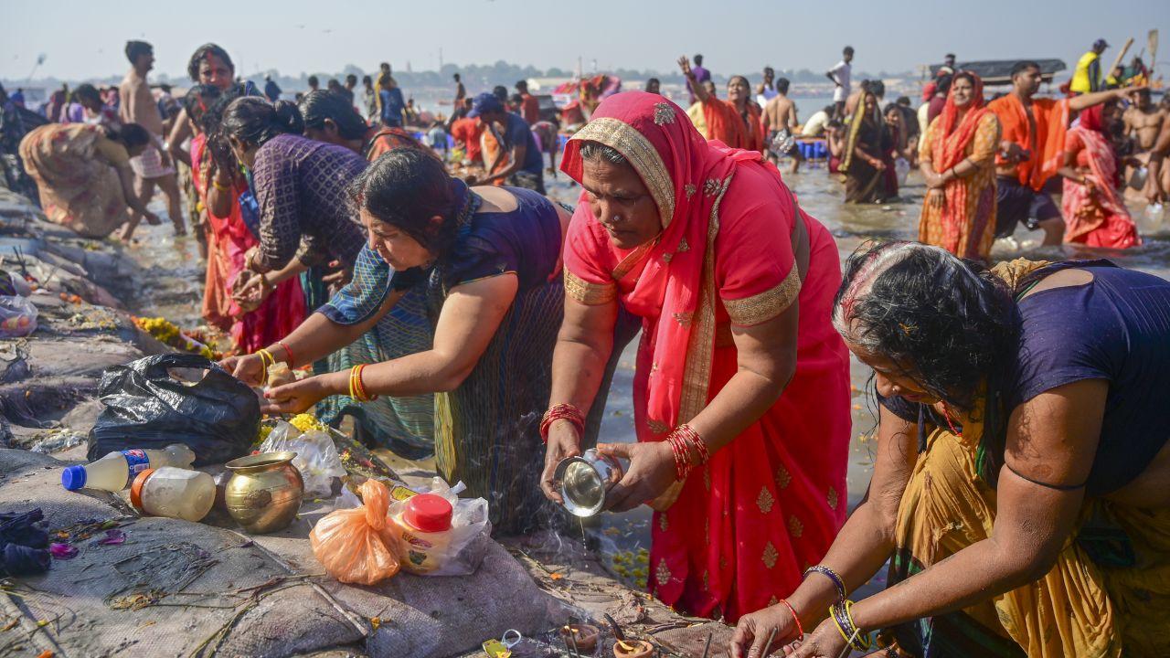 Kalpvas refers to the practice of living near a sacred river for a set period of time, adhering to self-discipline, introspection and spiritual purification.
(In Pic: Devotees perform rituals at Sangam after taking a holy dip on the eve of 'Maghi Purnima')