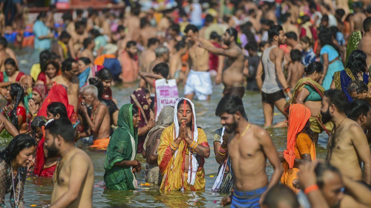 Devotees take holy dip at Sangam on the eve of 'Maghi Purnima' (Pic/PTI)
