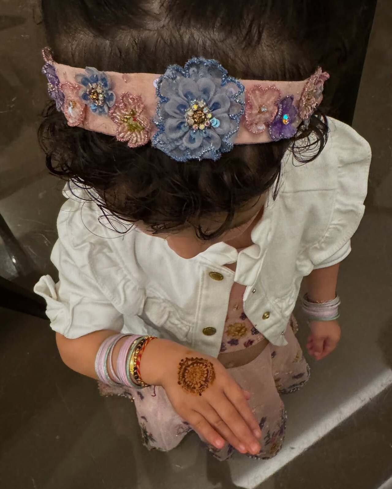 Priyanka’s daughter Malti Marie stole the show with her cute mehendi and matching outfit just like her mommy. 