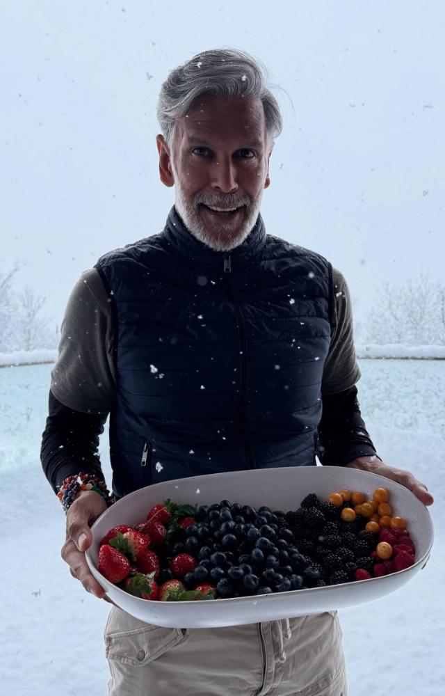 This was followed by a still of the actor holding a plate of fruits in the snow. 
