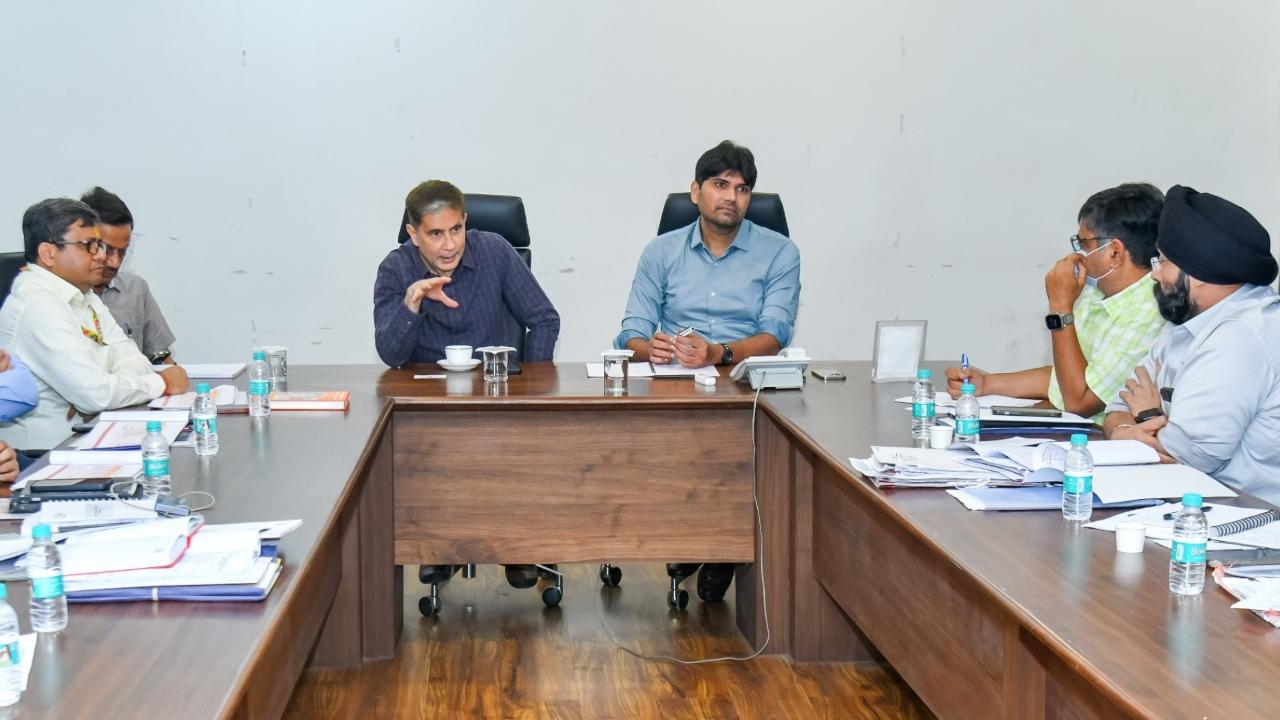 During the meeting, the civic chief highlighted the importance of joint site inspections at key railway stations, with railway and BMC officials working closely to ensure all preparations are in place before the monsoon begins