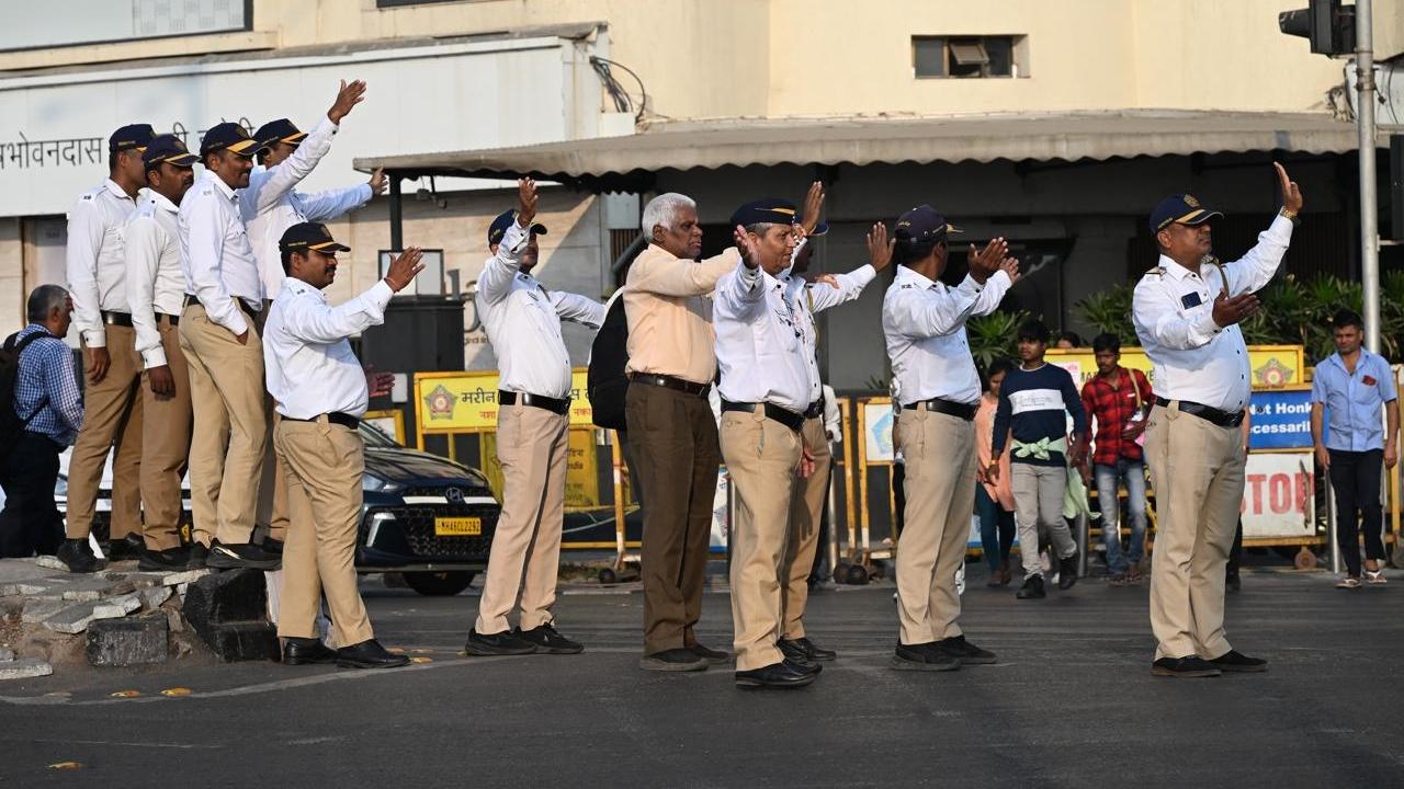 The session aimed to equip the officers with essential knowledge about traffic rules, accident prevention, crowd control, and the handling of various traffic-related issues
