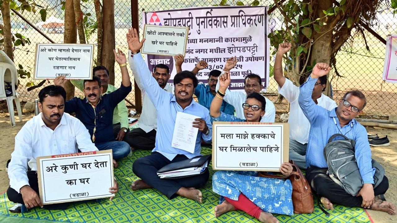 The residents and slum dwellers of Anand Nagar in Wadala have initiated a chain hunger strike. Pics/Shadab Khan