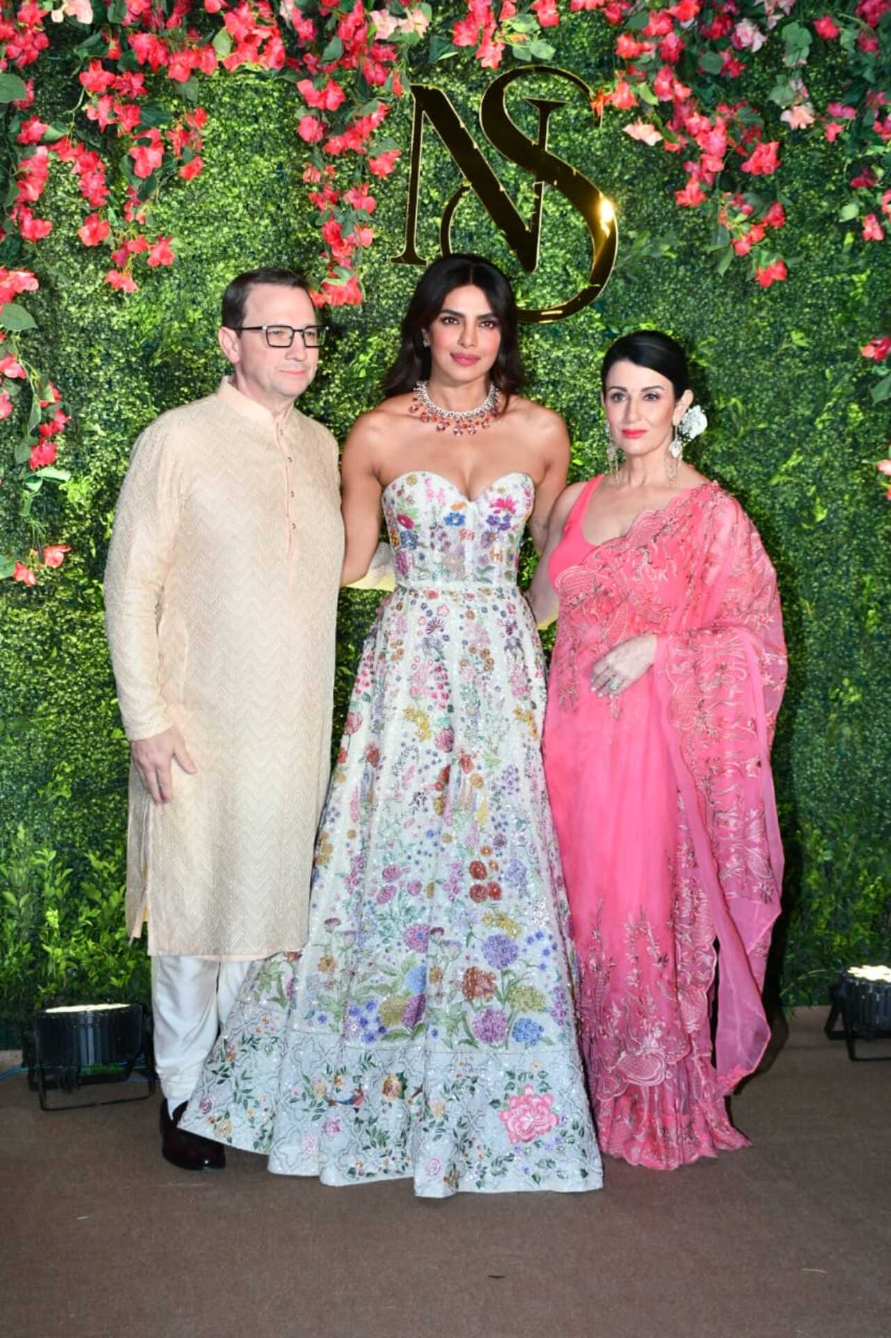While Nick gave the event a miss, his parents stood beside Priyanka for a stunning picture.