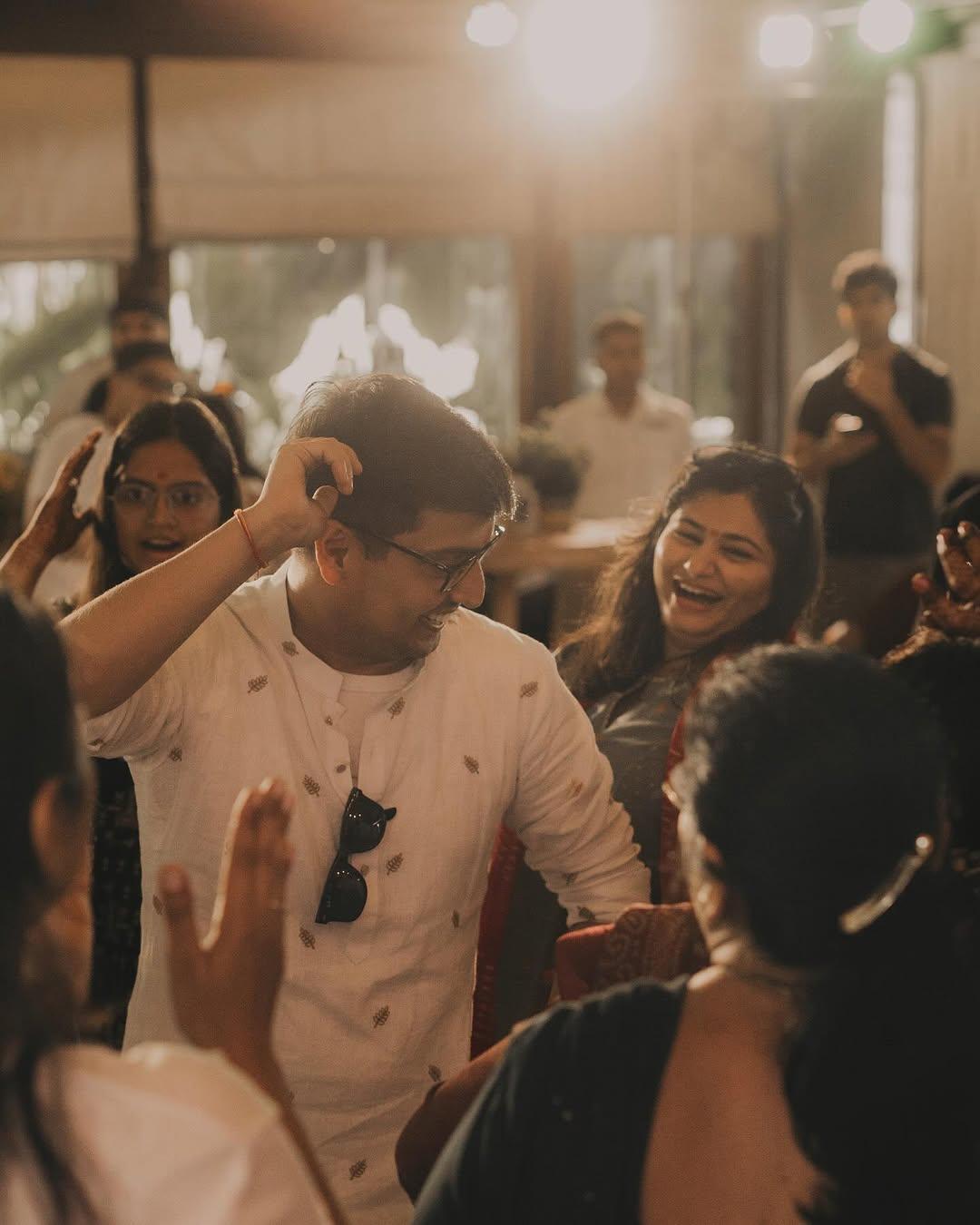 Awwww! This is what we feel as we see Vrishank enjoying and dancing his heart out at his own mehendi ceremony