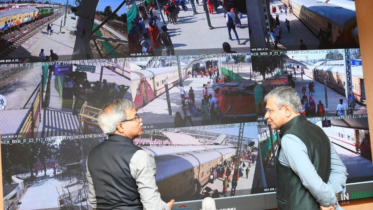 Indian Railways is working day and night to ensure that pilgrims return home without any delay after taking the holy bath on Maghi Purnima, Ashwini Vaishnaw said. Pics/Western Railway