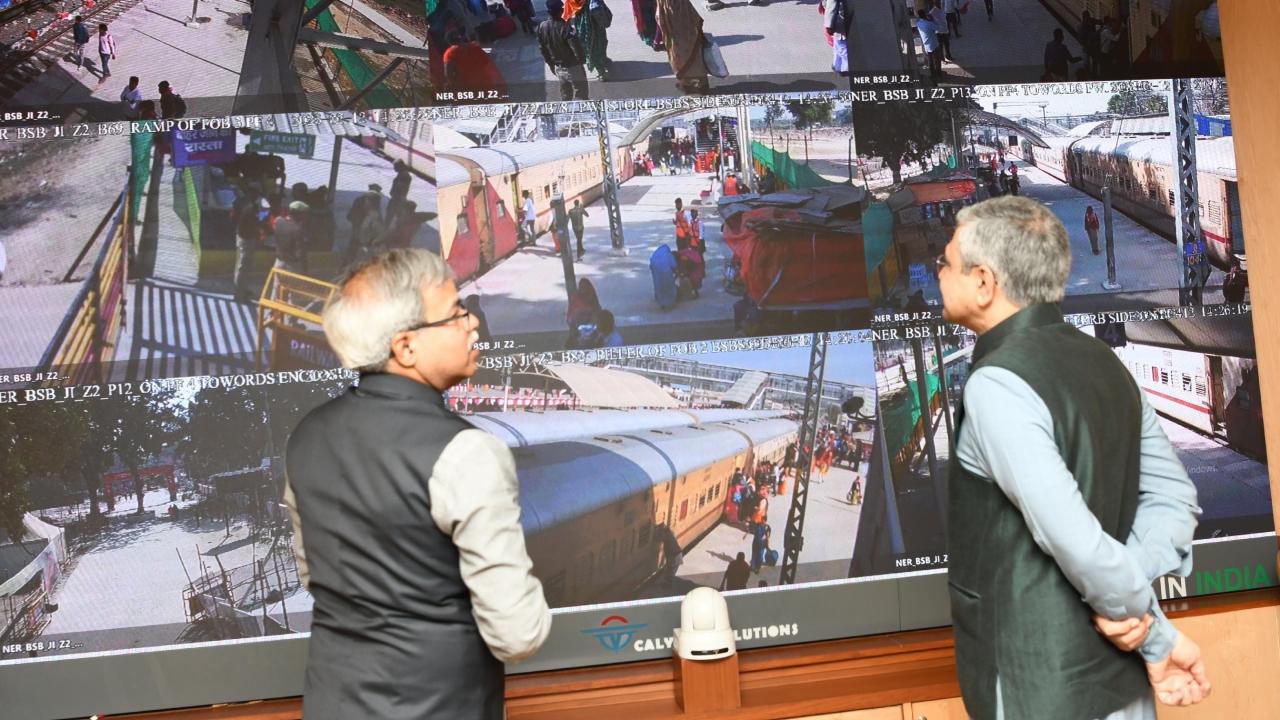 Ashwani Vaishnaw along with CEO Satish Kumar reviewed crowd management situation of Prayagraj Railway stations in the war room at Rail Bhavan