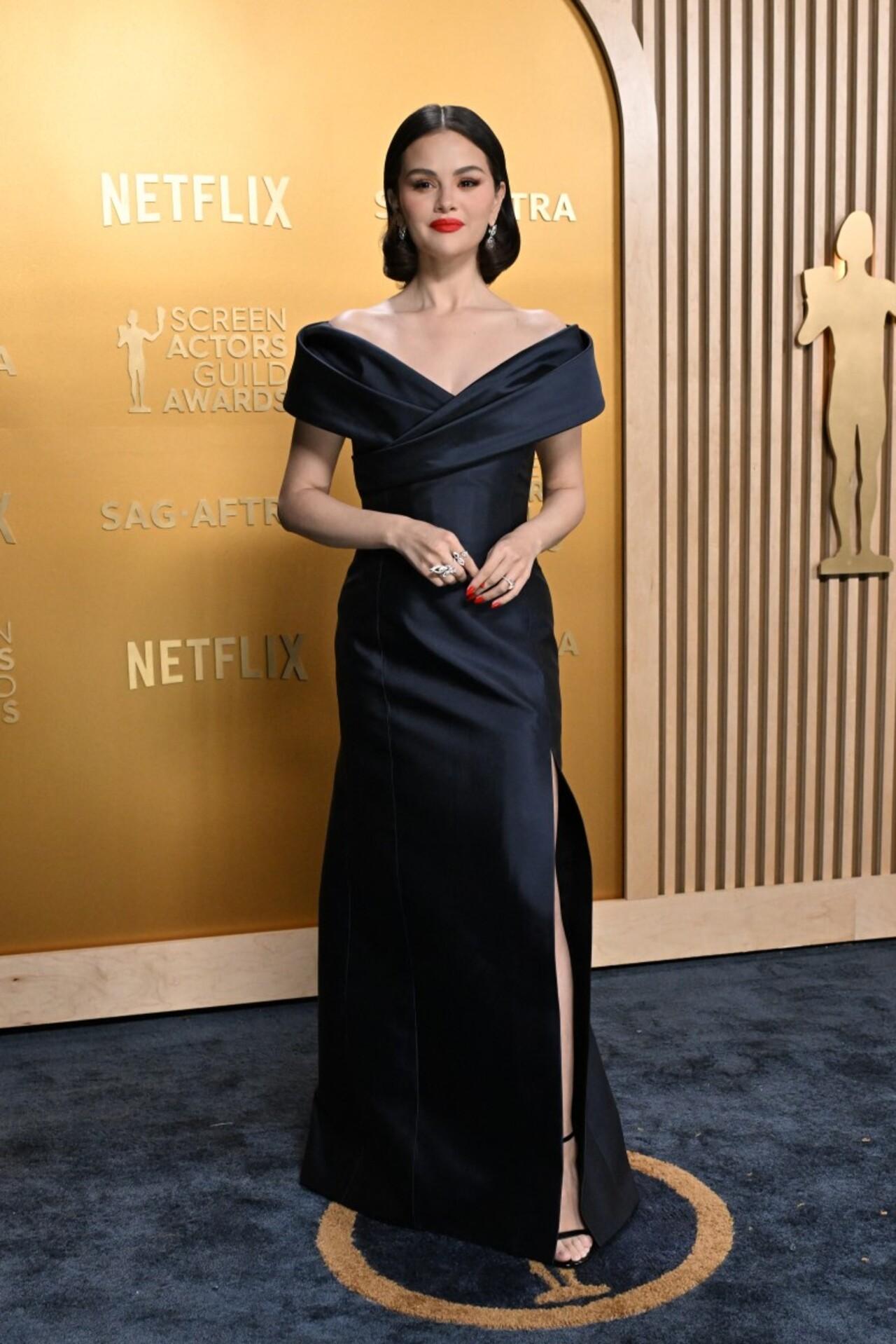 Selena Gomez looked stunning as always in a simple yet classy black gown. The bright red lipstick well complimented the outfit