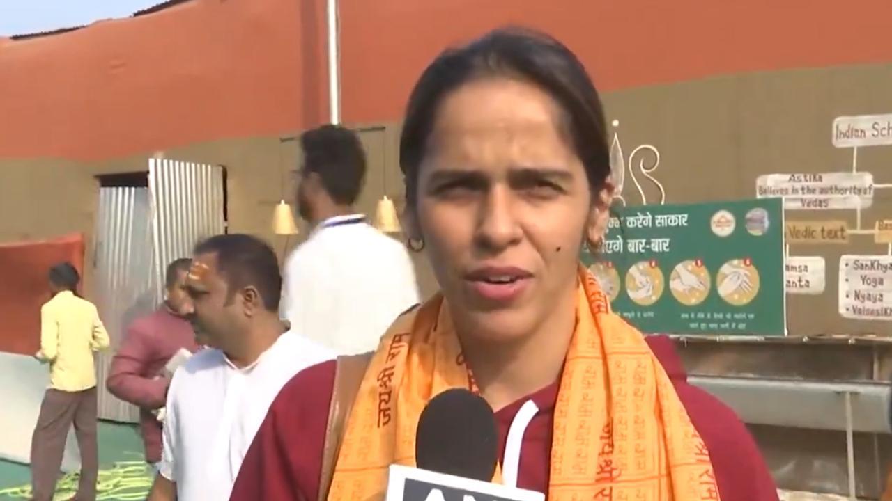 Olympic medallist shuttler Saina Nehwal visits Maha Kumbh with father