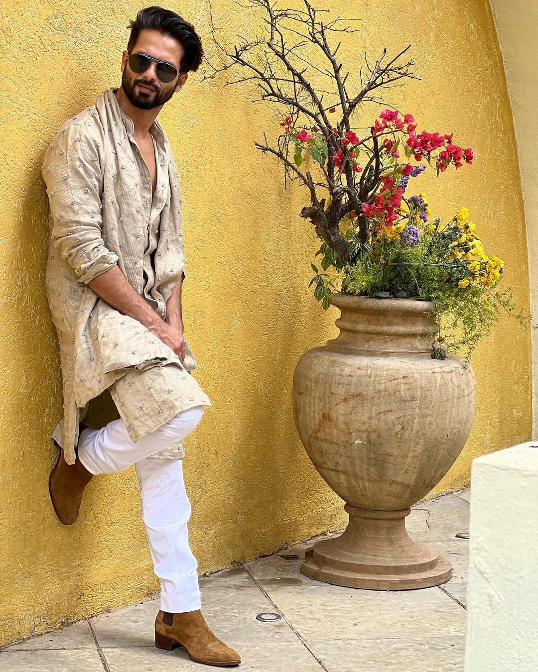 Festival -
Festivals call for embracing ethnicity, and nobody knows it better than Shahid. Be it a Diwali celebration or any other festival, this look of the actor is sure to be an inspiration.