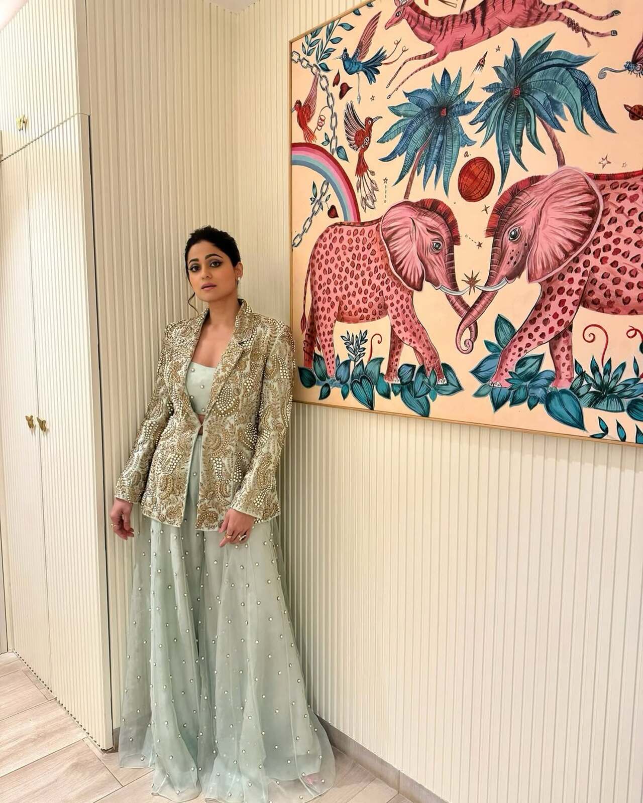 She paired a shimmery blazer with palazzo-styled pants and crop top of matching colours