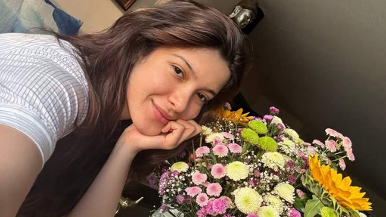 Shanaya Kapoor gets her heart stolen this Valentine’s Day, check out