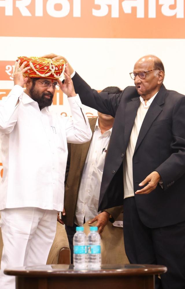 Sharad Pawar, Eknath Shinde share stage at award function