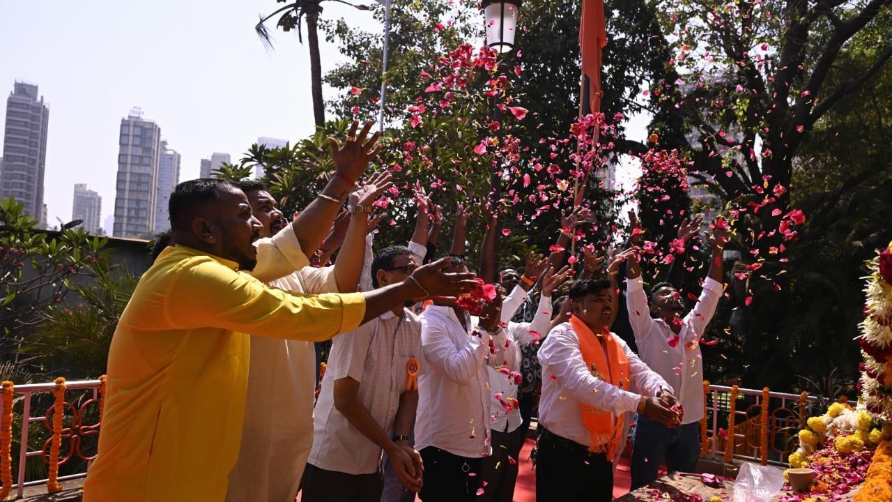 The statue of Shivaji Maharaj at the Shivaji Park was adorned with floral tributes as part of the celebrations. Pics/Ashish Raje