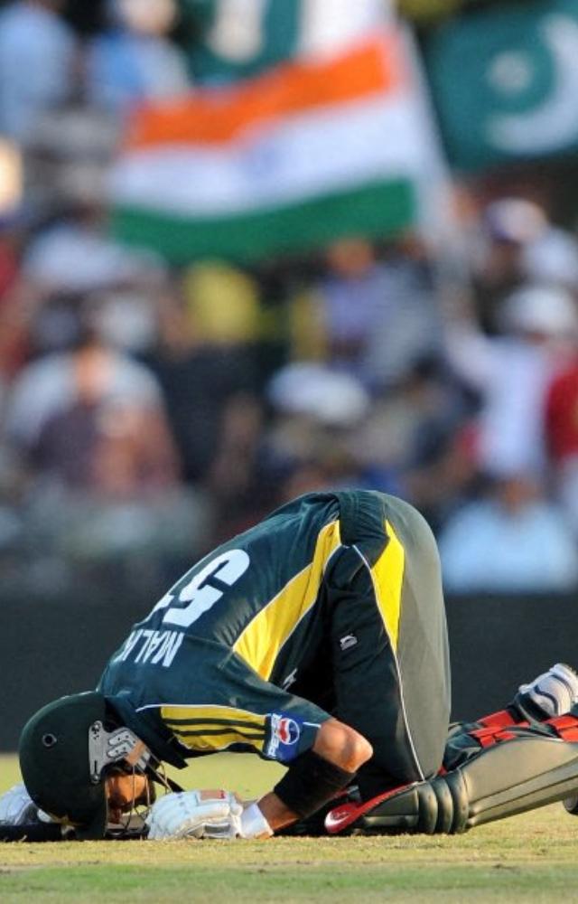 Shoaib Malik’s sublime 128 powered Pakistan to 302/9, while India fell short by 54 runs despite valiant knocks from Dravid and Gambhir
