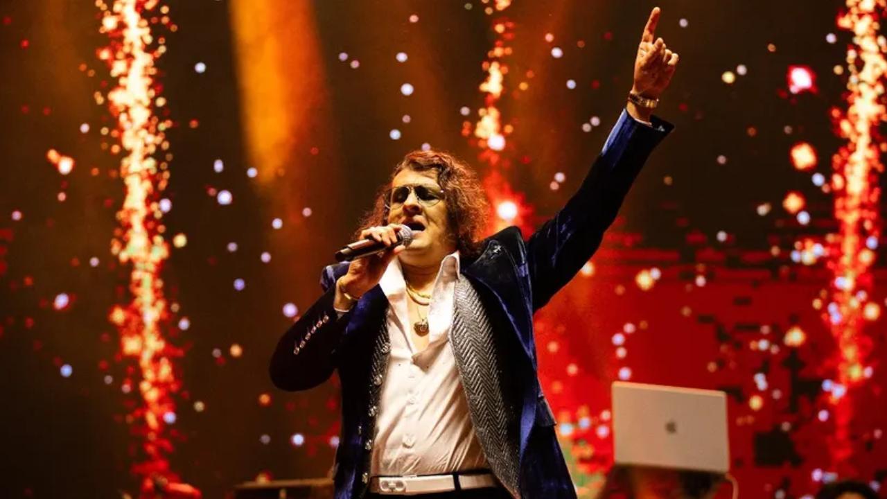 Angry Sonu Nigam yells at fans during Kolkata concert, halts performance due to THIS reason - watch video
