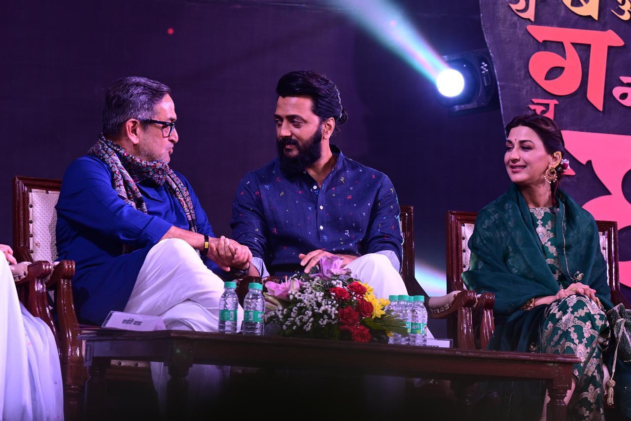 Scores of Bollywood celebs assembled on the occasion of Marathi Bhasha Diwas where they were felicitated by MNS chief Raj Thackeray. Riteish Deshmukh was spotted here.