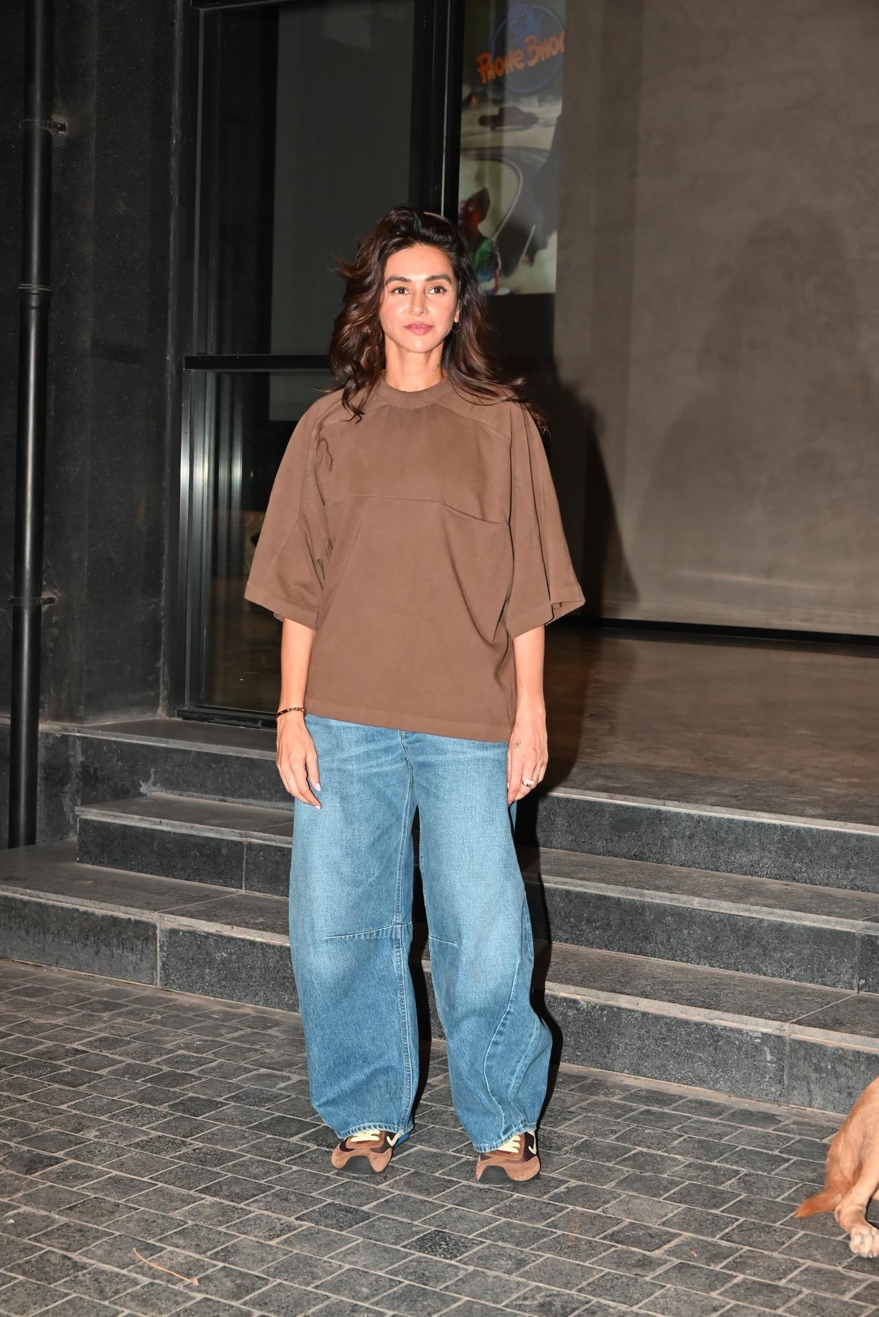 Shibani Akhtar also graced the screening in a casual fit.