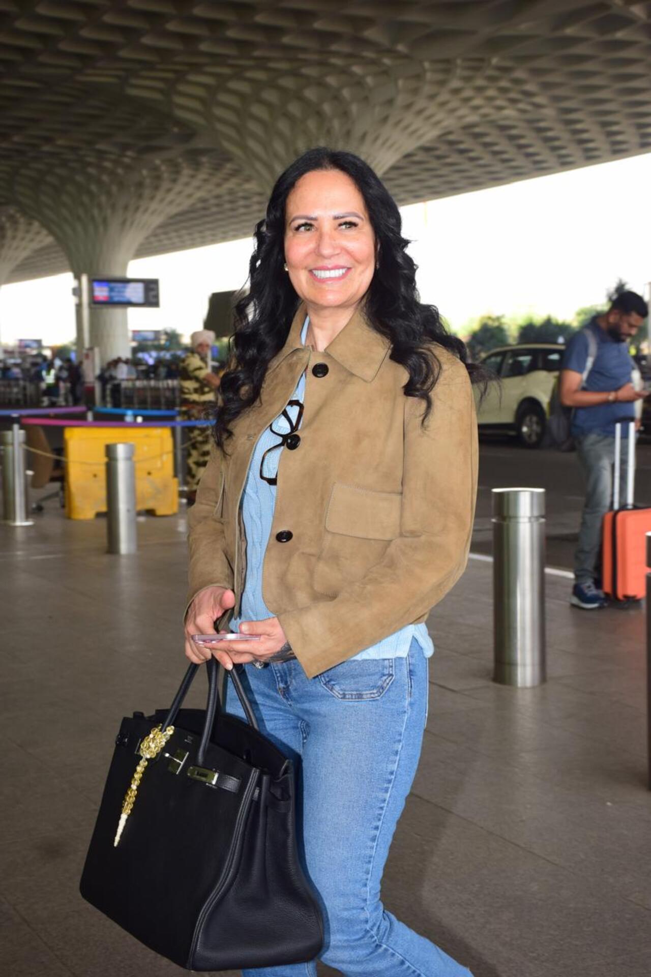 Jackie Shroff's wife and entrepreneur Ayesha Shroff was spotted at the airport. 