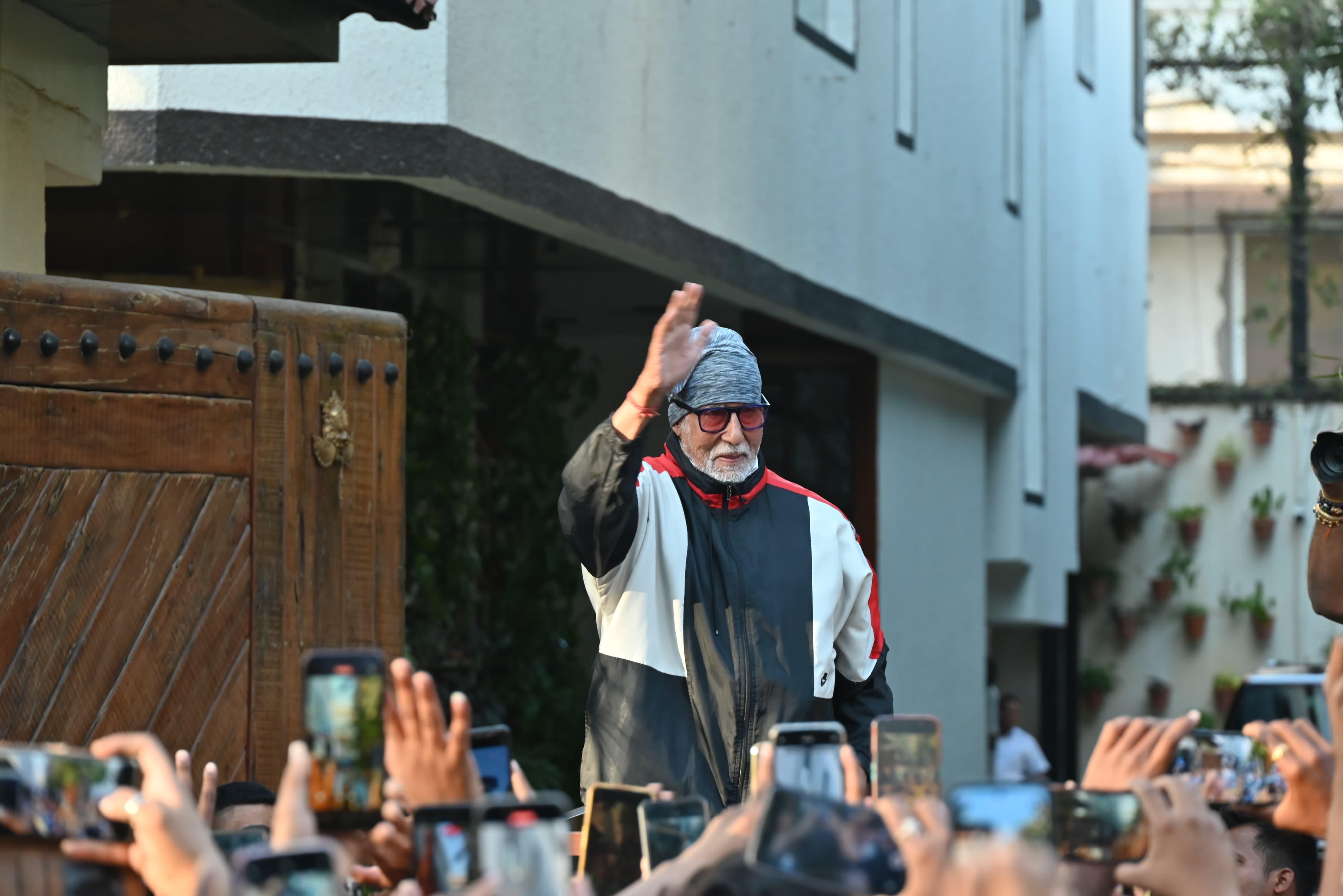 Superstar Amitabh Bachchan followed his Sunday ritual and came out to wave at fans
