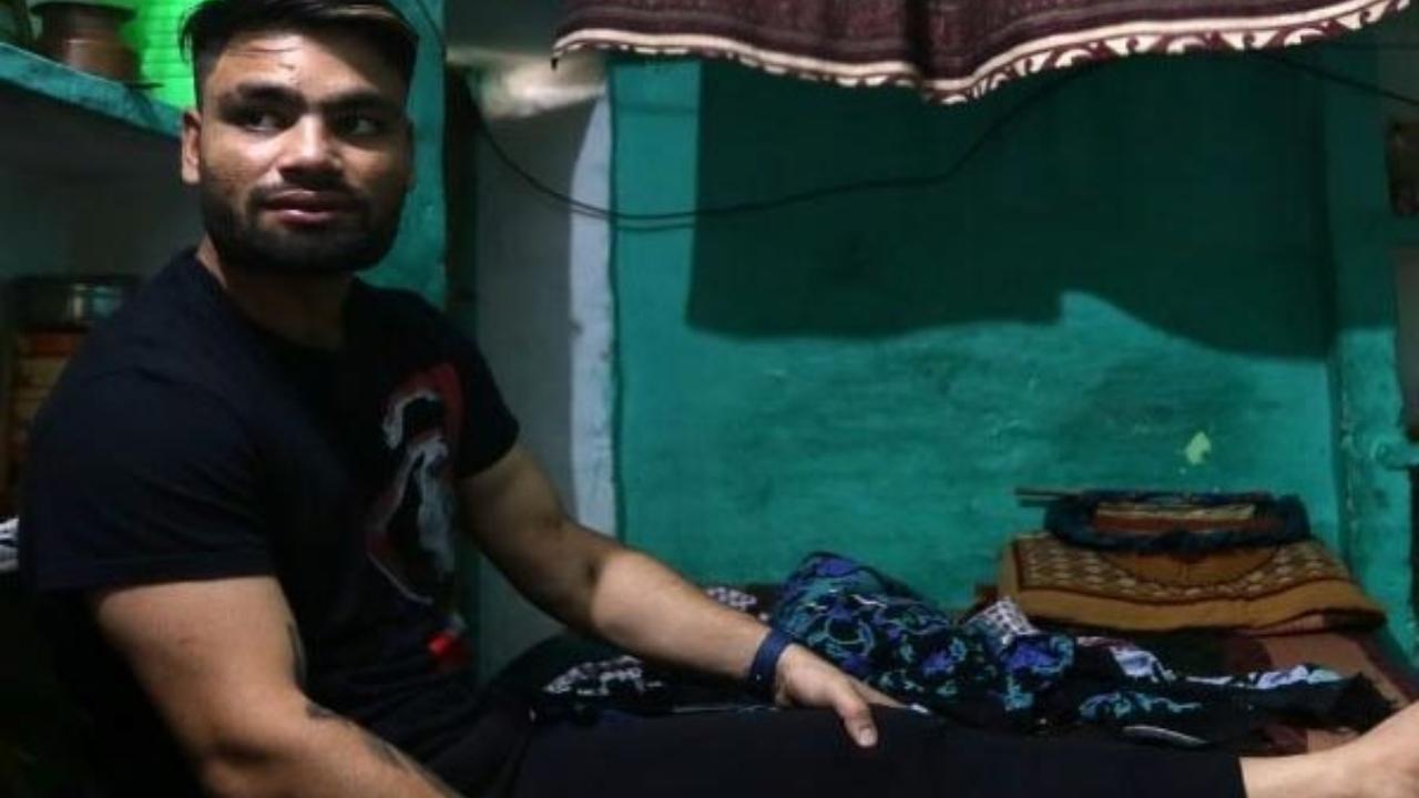 India’s explosive power-hitter, Rinku Singh, shares a similarly humble background. His father, Khanchand Singh, worked as a gas cylinder deliveryman, hauling heavy cylinders on a bicycle to distribute them with the help of his older sons. Even today, his parents live in a modest two-room dwelling near a gas stockyard
