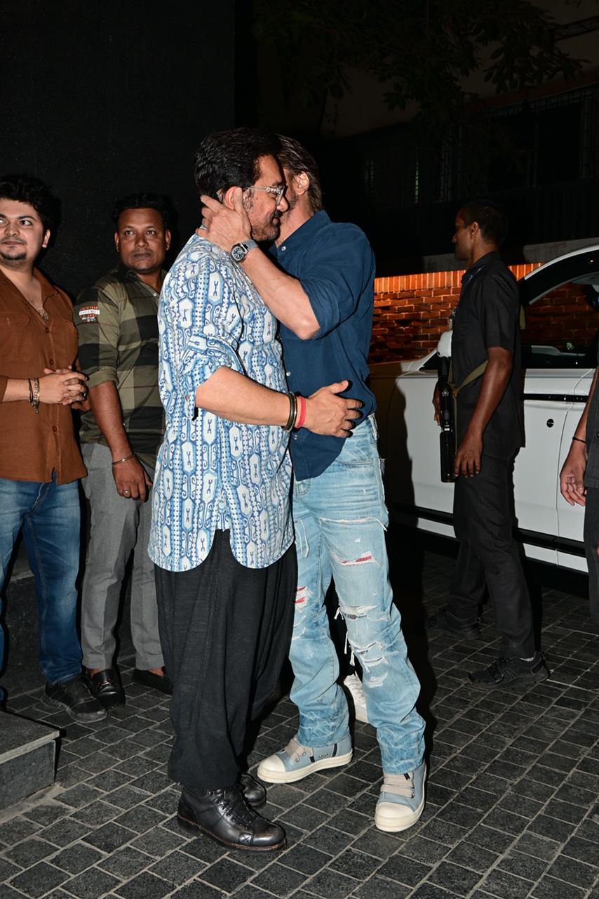SRK was seen giving Aamir a hug at the special screening