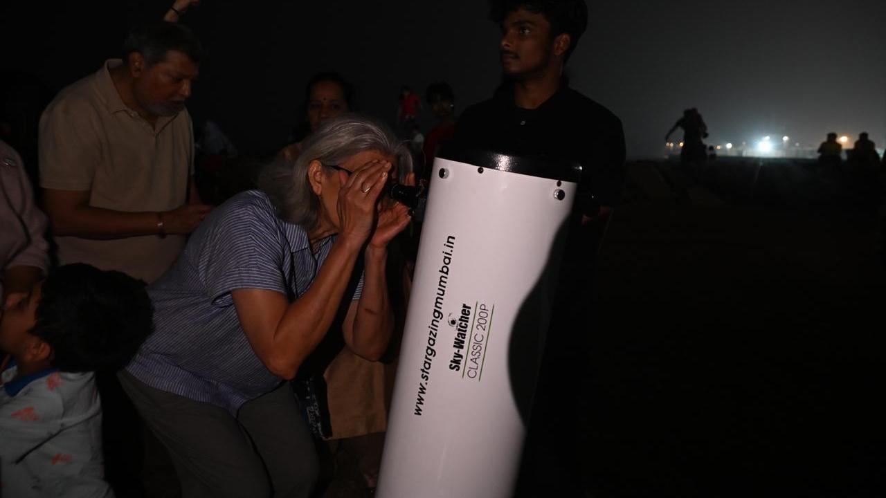The event began at around 6 pm on Saturday, planned to ensure the best possible view of the Moon, providing optimal lunar conditions