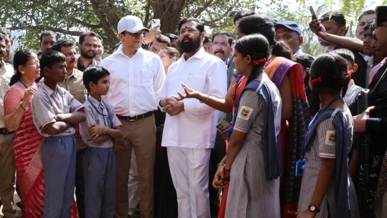 After inaugurating the exhibition, Eknath Shinde took a tour of the various sections, inspecting the decorative plants, flowers, and special plants in the air-conditioned area. He also visited displays such as paddy cultivation, village house models, vegetable sections, medicinal plants, and student art