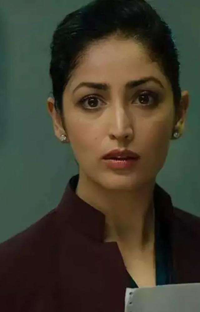 Chor Nikal Ke Bhaaga: A heist thriller starring Yami Gautam and Sunny Kaushal. A mid-air robbery turns chaotic with unexpected twists and secrets
