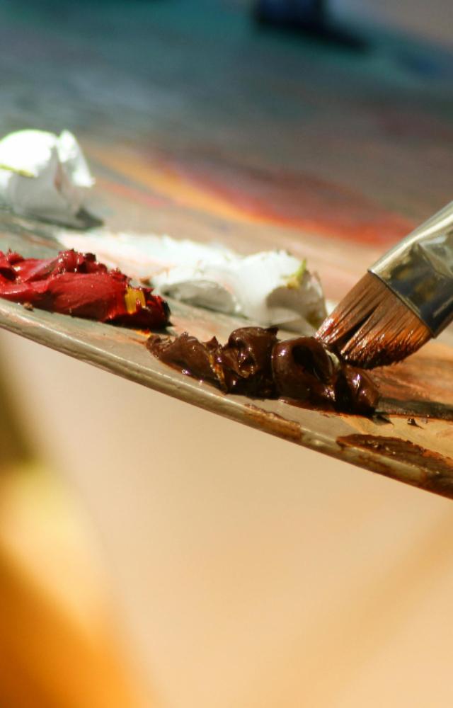 Explore diverse works of art at this popular gallery located in the Kala Ghoda area.