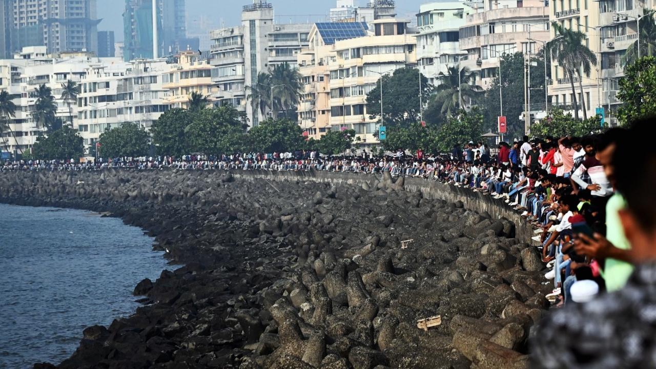 Apart from Marine Drive, Juhu Beach, Bandra Bandstand and Gateway of India also witnessed large crowds of visitors