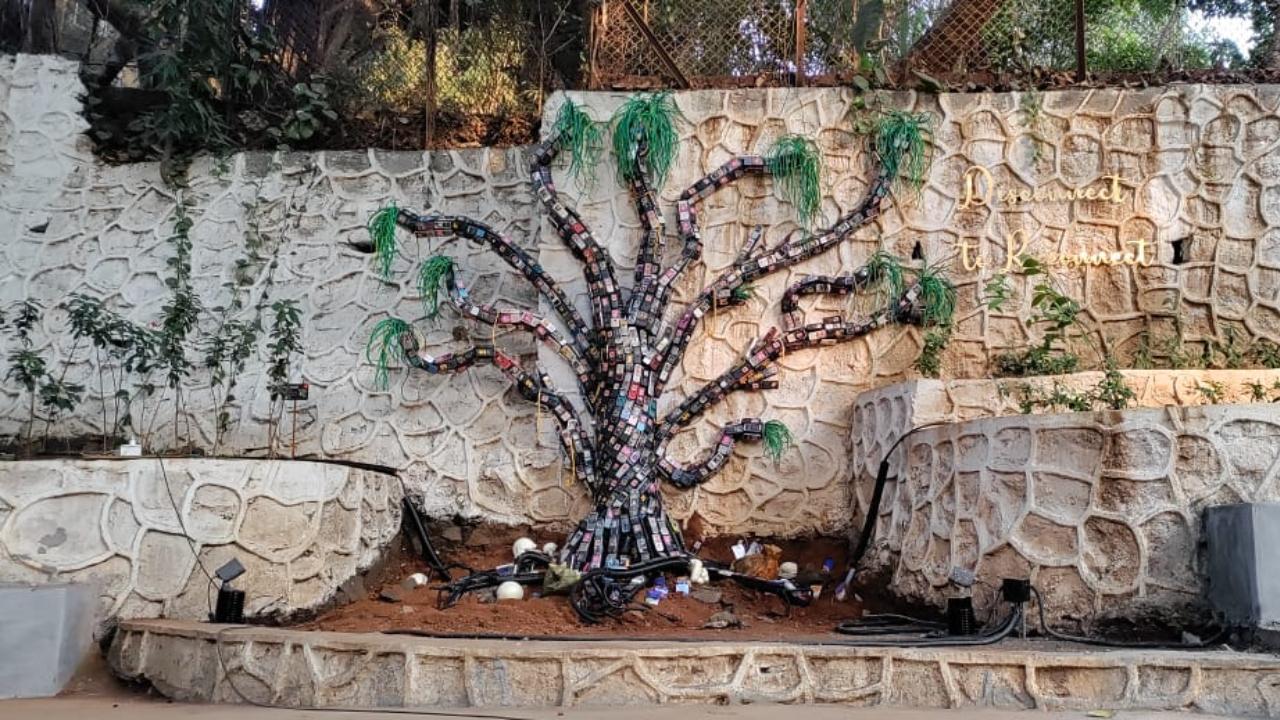 One of the many aspects of Shantivan Garden, now known as 'The Nest' is the amphitheatre, which aims to have performances in the future. 
A beautiful upcycled tree made with old mobile phones adorns the wall. Made by Bengaluru-based artist Vishwanath Mallabadi Devangere, it showcases the theme 'Disconnect to Connect' to evoke the feeling of being one with nature once you enter the eco-park.