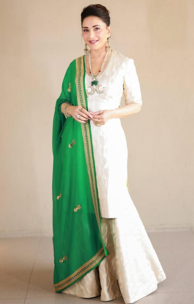 One can also opt for a white outfit, completing the look with an orange, green or blue dupatta. Here, Madhuri Dixit chooses a beautiful green dupatta. 