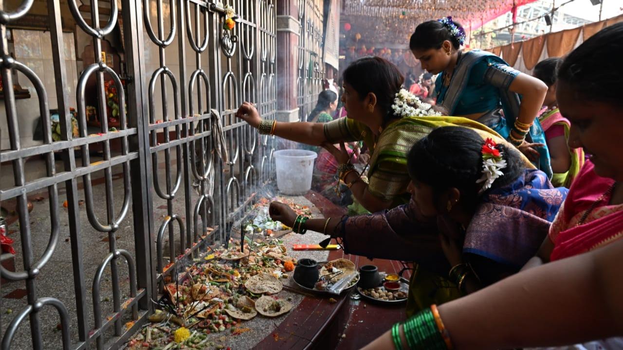 Women offer prayers on Makar Sankranti festival at a Shiva temple in Goregaon, Mumbai (Pic: Anurag Ahire)