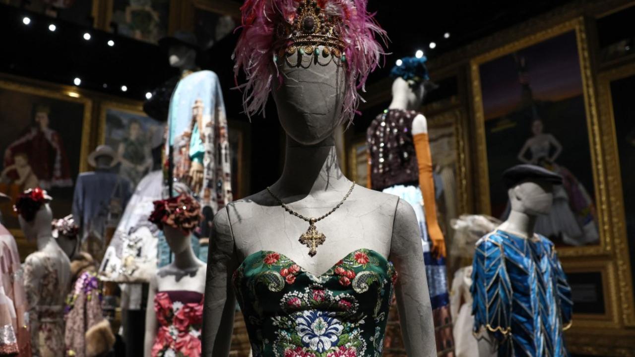 The room themes include 'Handmade', 'Dream of Divinity', 'White Baroque', 'Opera', 'Architectural and Pictural' and 'Art and Craft of Glassworking'. 