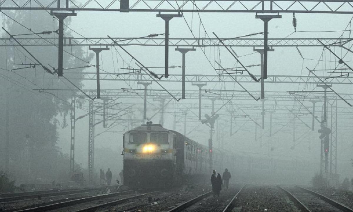 Thick fog delays 25 trains in Delhi