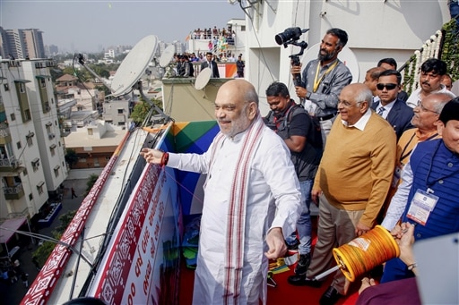 Makar Sankranti marks the Sun’s transition into Capricorn, symbolising new beginnings and spiritual cleansing. Across the country, people celebrated by taking holy dips in rivers, preparing traditional dishes, and flying kites.