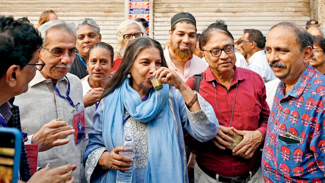 Azmi tries the tea near Madanpura