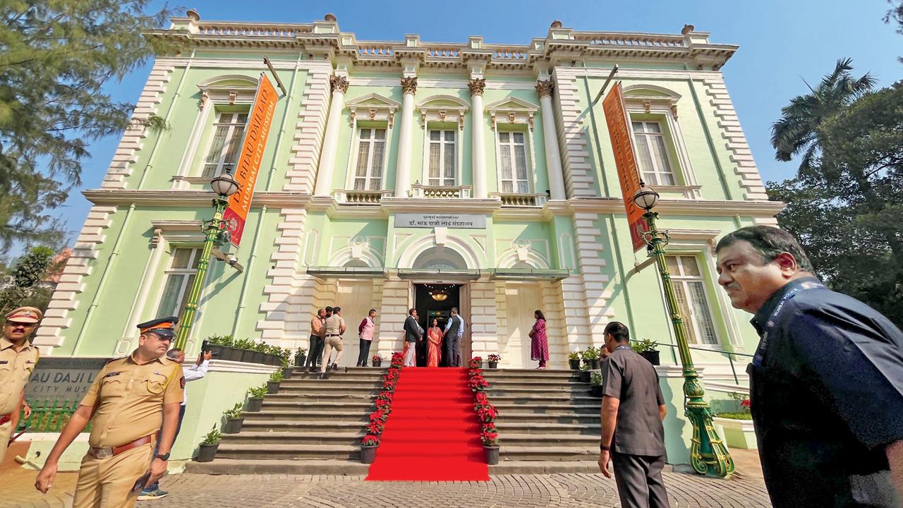 The Dr Bhau Daji City Museum is located in the Veermata Jijamata Udyan complex, which also houses the Byculla zoo