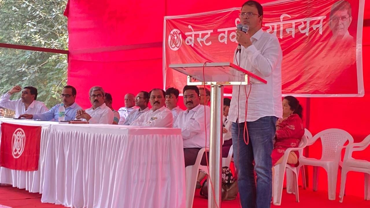 Mumbai: BEST workers union protest to highlight their demands