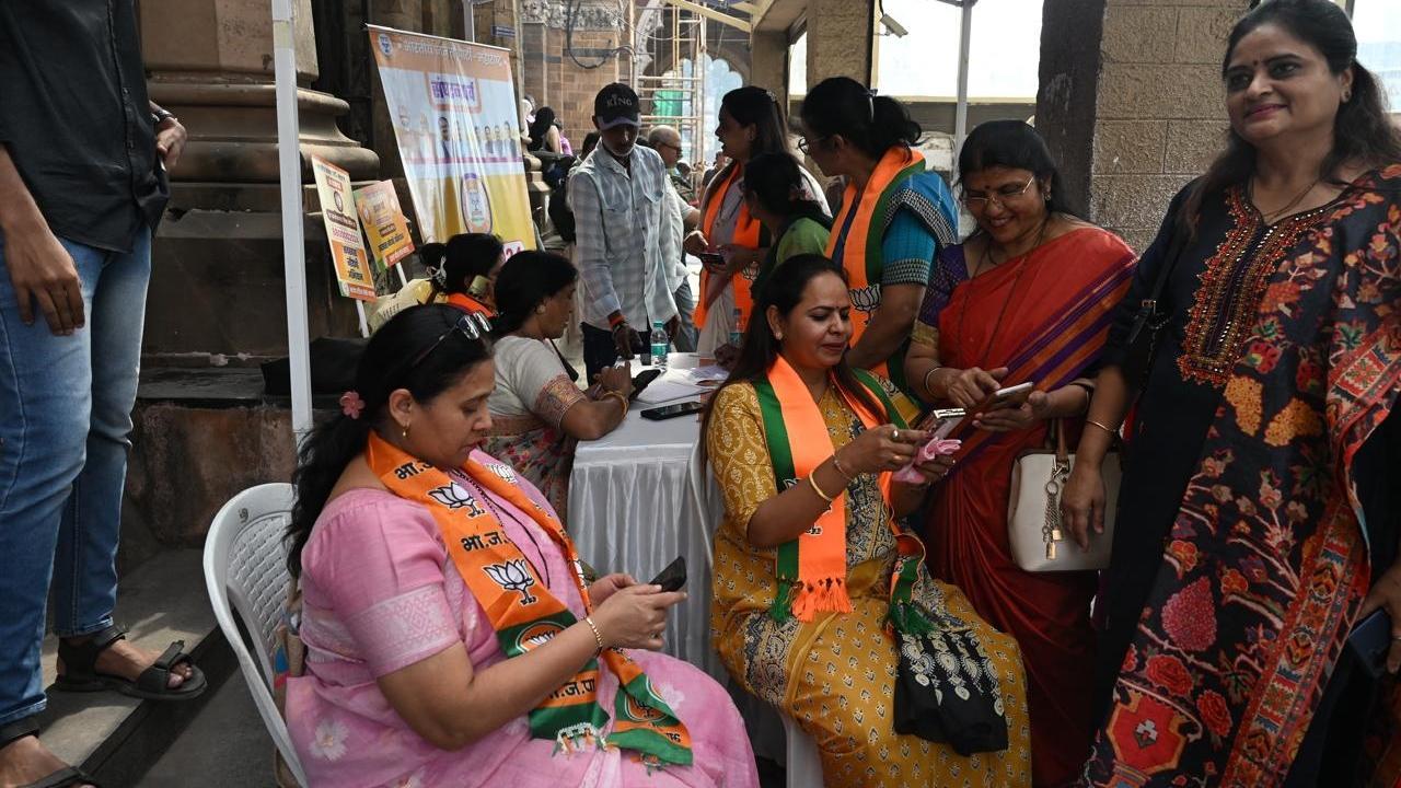 The BJP launched conducted a membership drive in Fort area of south Mumbai. Pics/Atul Kamble