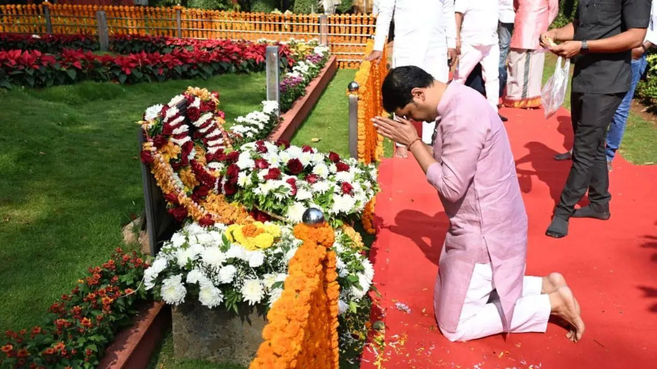 IN PHOTOS: Devotees, Sena workers visit Balasaheb Thackeray's samadhi in Mumbai