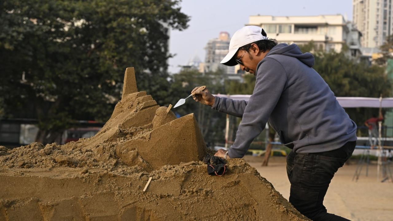 Katwate created a Coast Guard ship and their logo at Girgaum Chowpatty on Friday evening