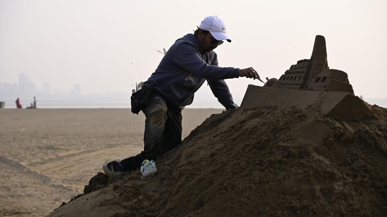 Girgaon Chowpatty is one of the most popular beaches in Mumbai, attracting a large number of revellers, especially on weekends