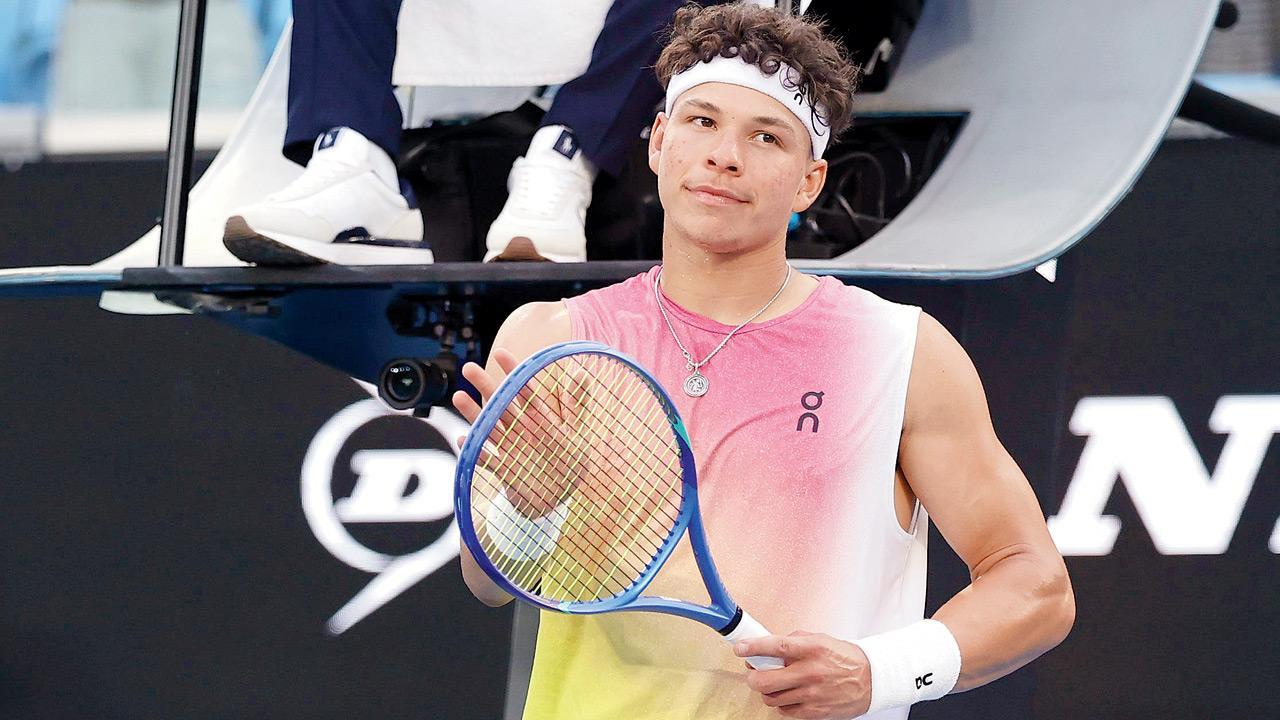 Ben Shelton stuns French veteran Monfils to reach quarter-finals